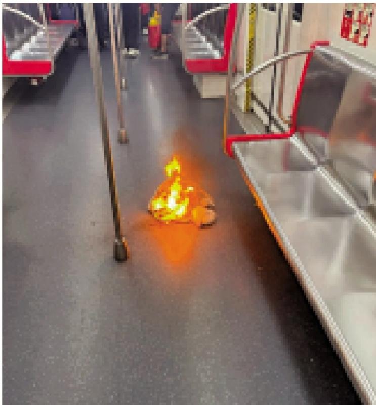 地铁乘客充电宝自燃地铁乘客充电宝自燃是一种紧急情况，需要立即采取行动以确保乘客和地铁的安全。以下是一些关于地铁乘客充电宝自燃的建议